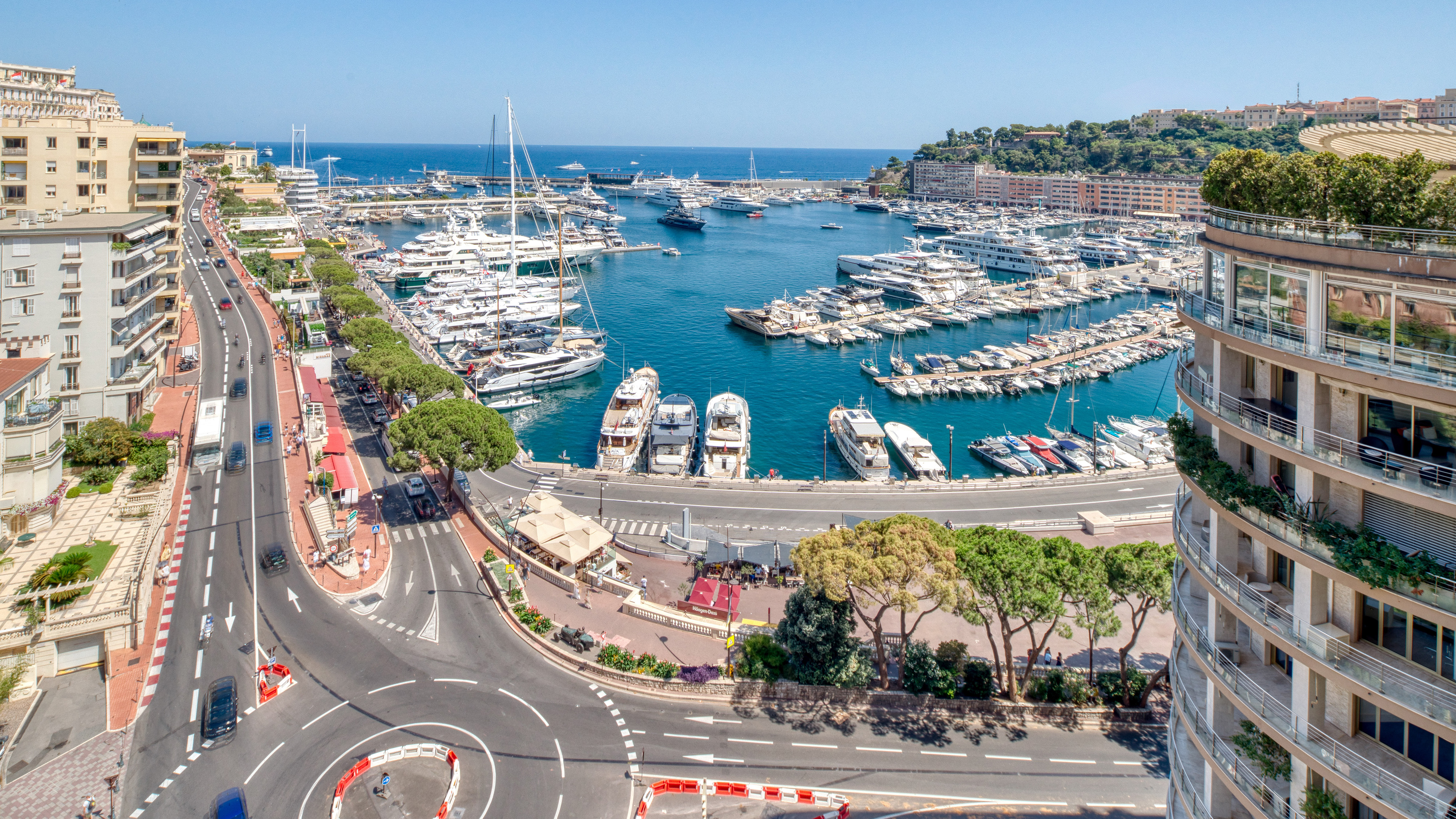 Un Panorama Mythique sur le Circuit de F1 et le Port