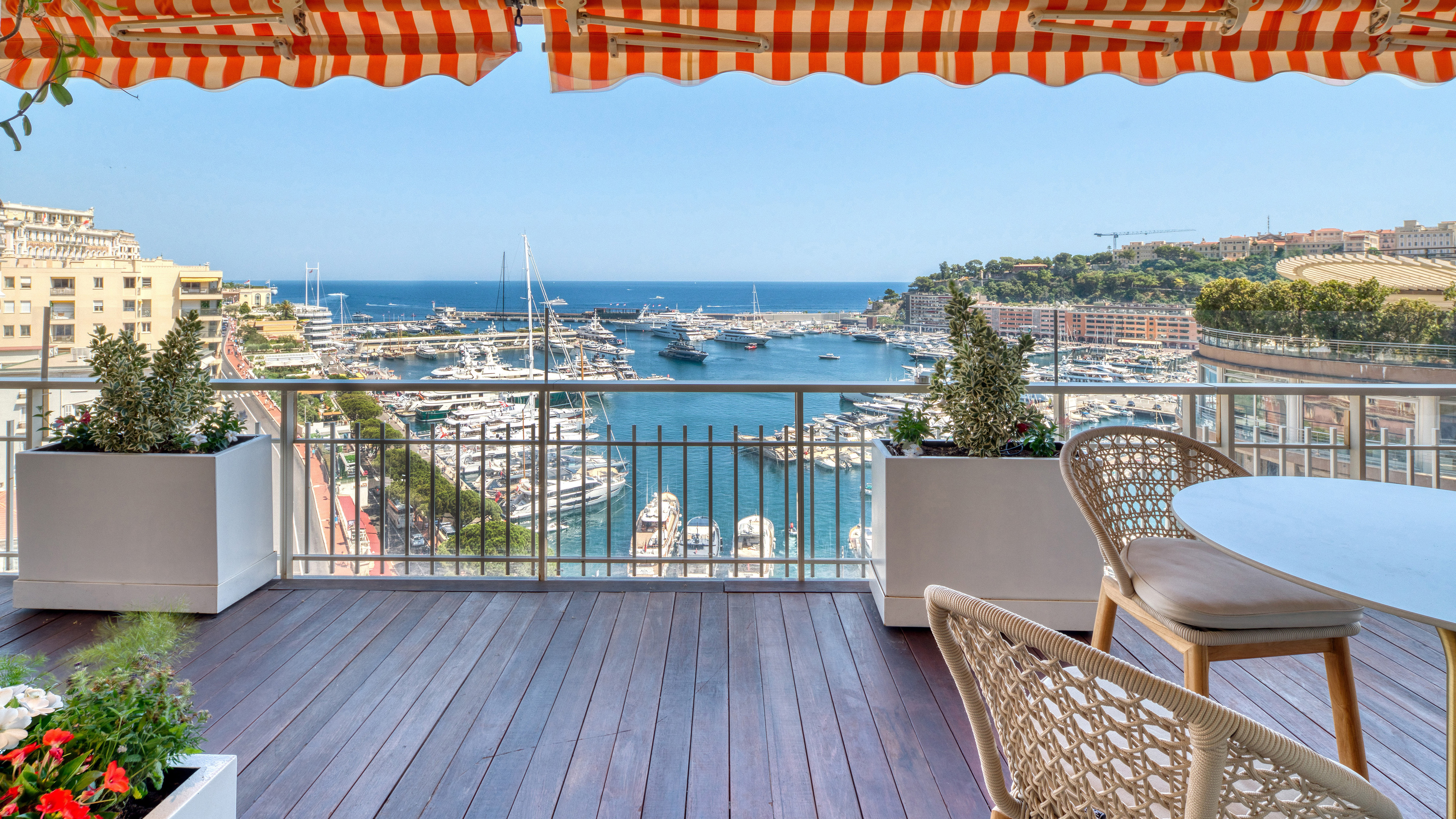 Un panorama mitico del circuito e del porto