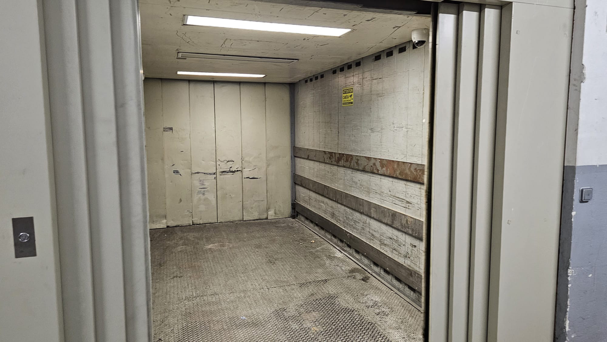 LOCAL INDUSTRIEL 700 M² (BAIL À CEDER)