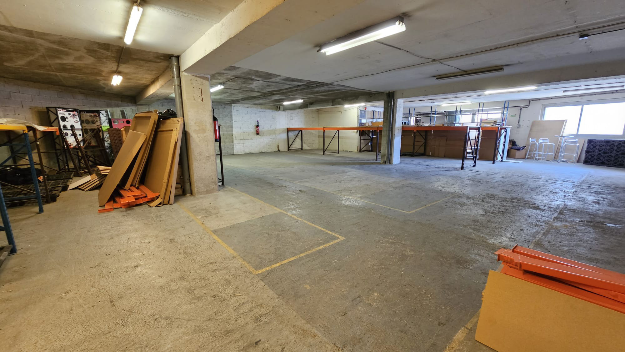 LOCAL INDUSTRIEL 700 M² (BAIL À CEDER)