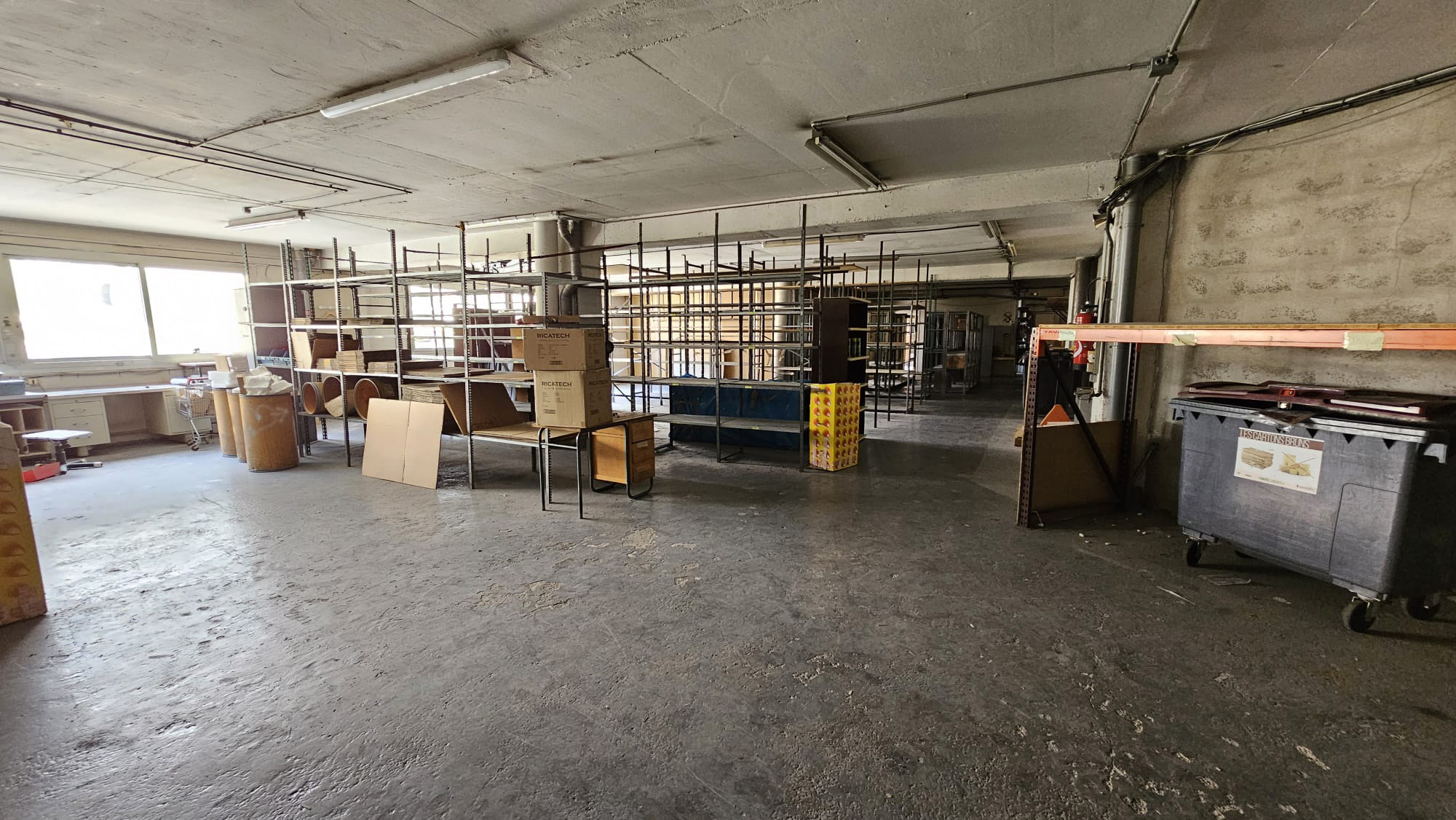 LOCAL INDUSTRIEL 700 M² (BAIL À CEDER)