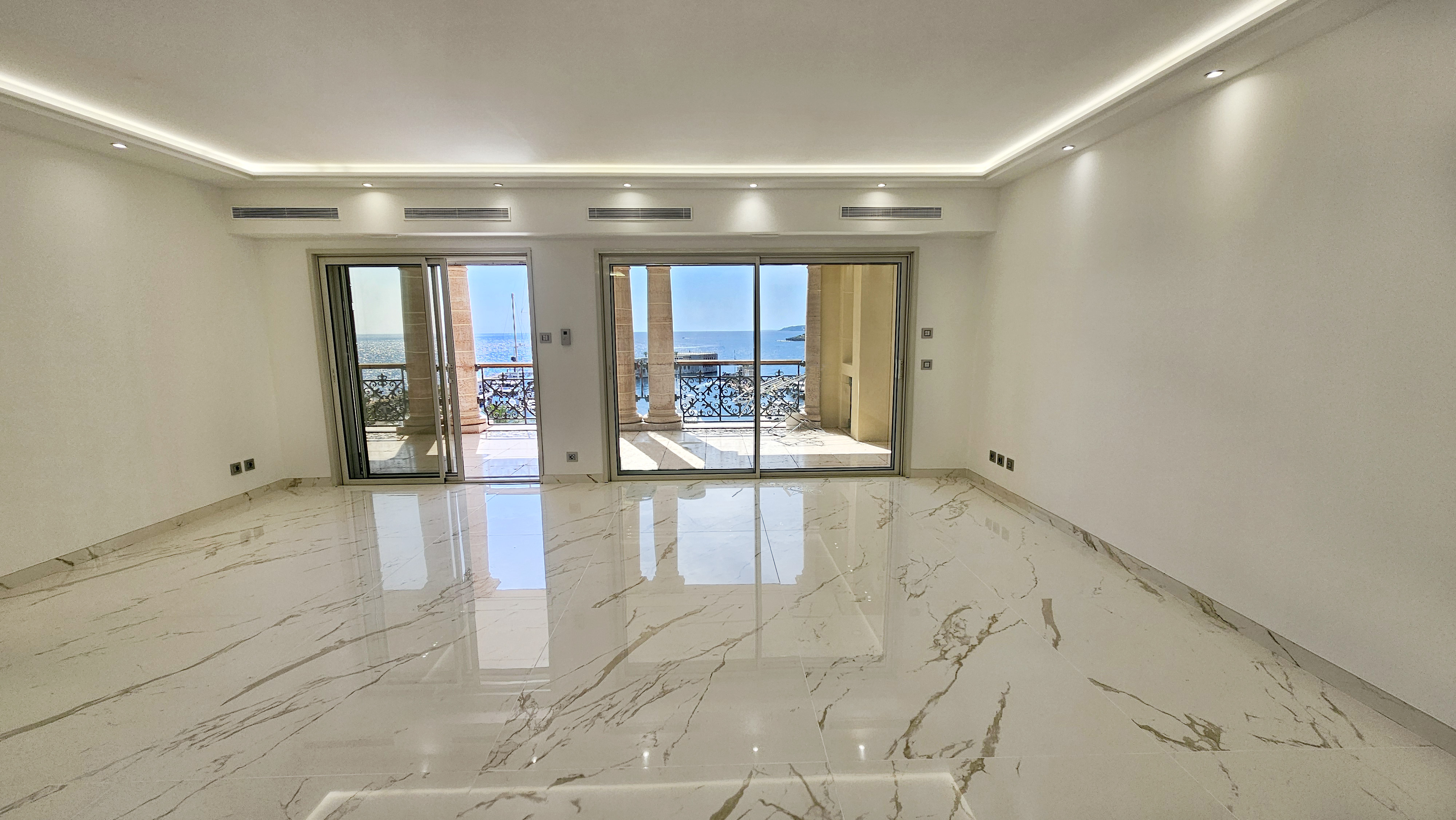 Seaside Plaza : Un Panorama Méditerranéen d'Exception