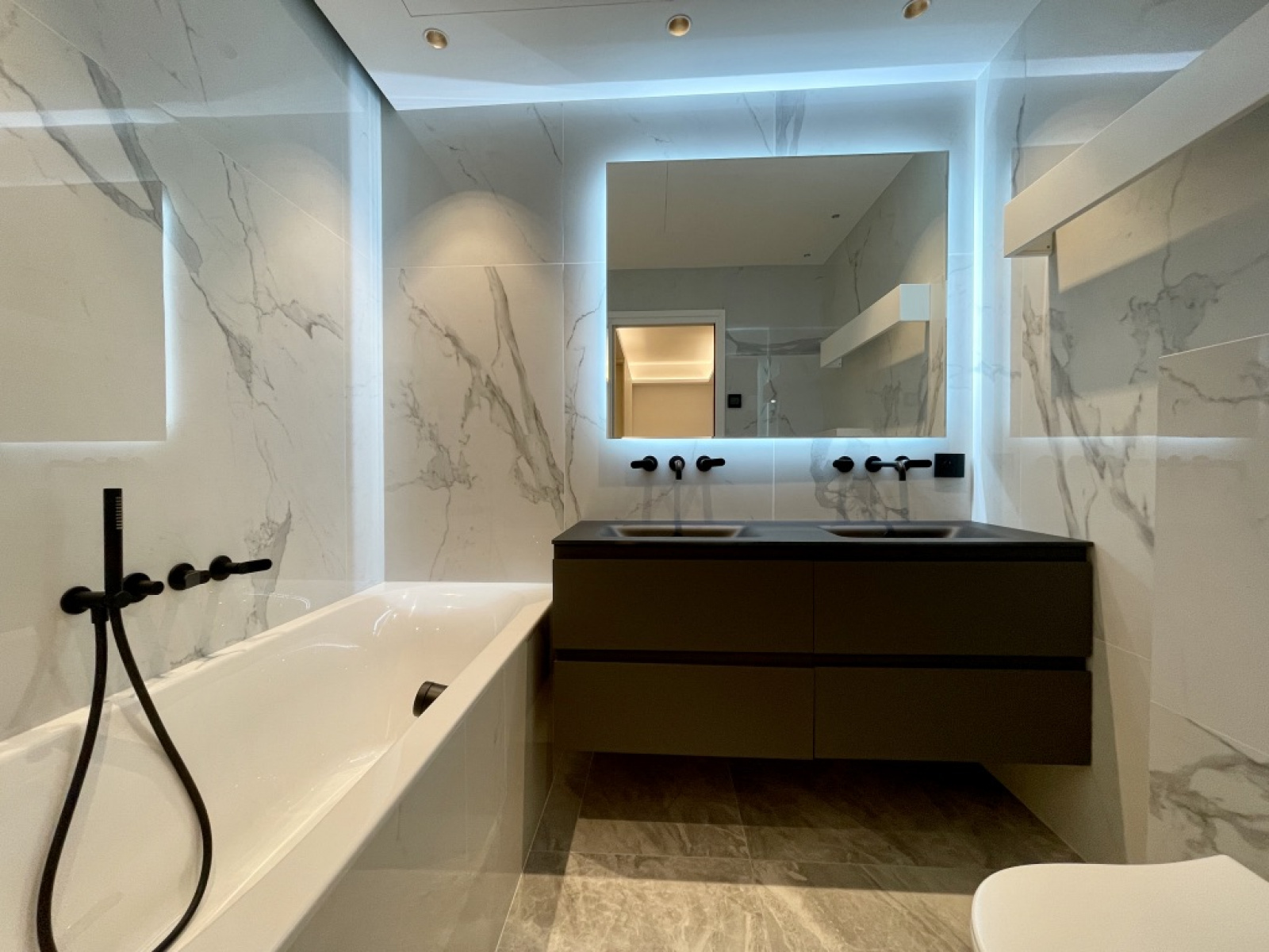 MAGNIFIQUE 2 PIÈCES LUXUEUSEMENT RÉNOVÉ