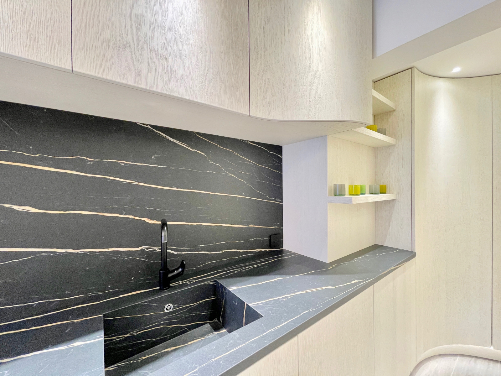 MAGNIFIQUE 2 PIÈCES LUXUEUSEMENT RÉNOVÉ