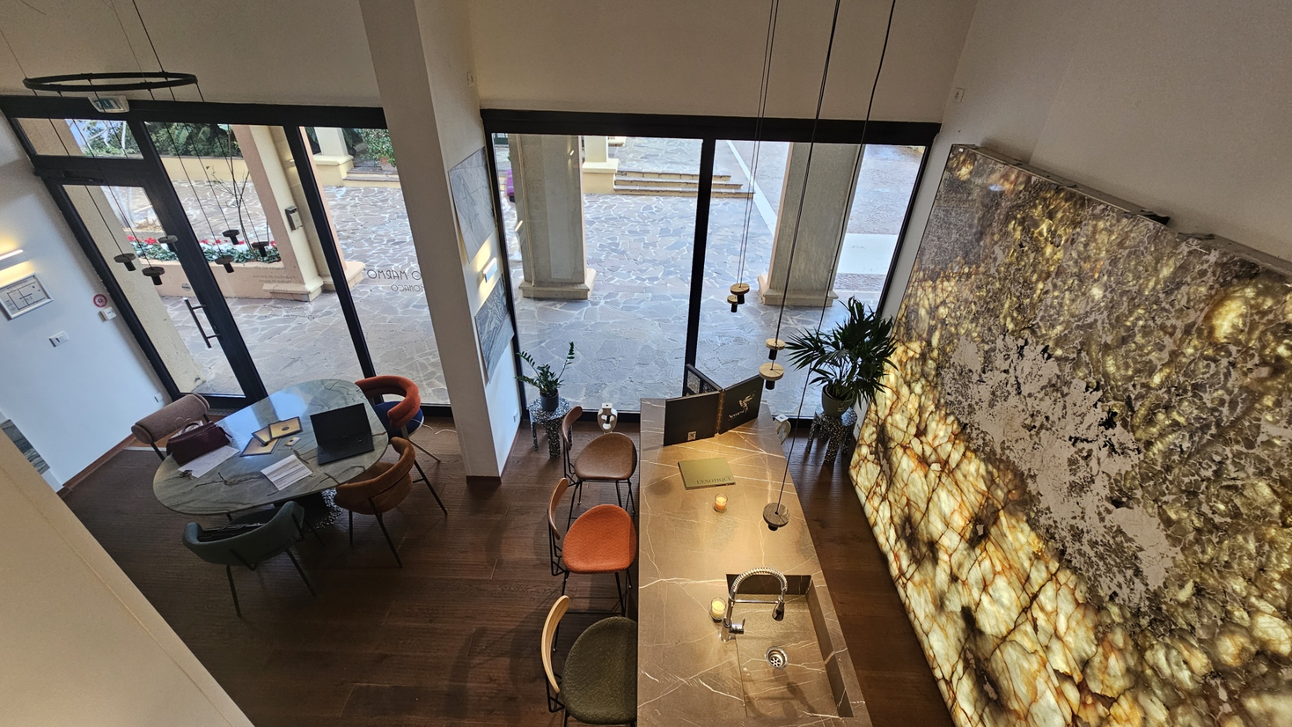 Local commercial avec grande vitrine