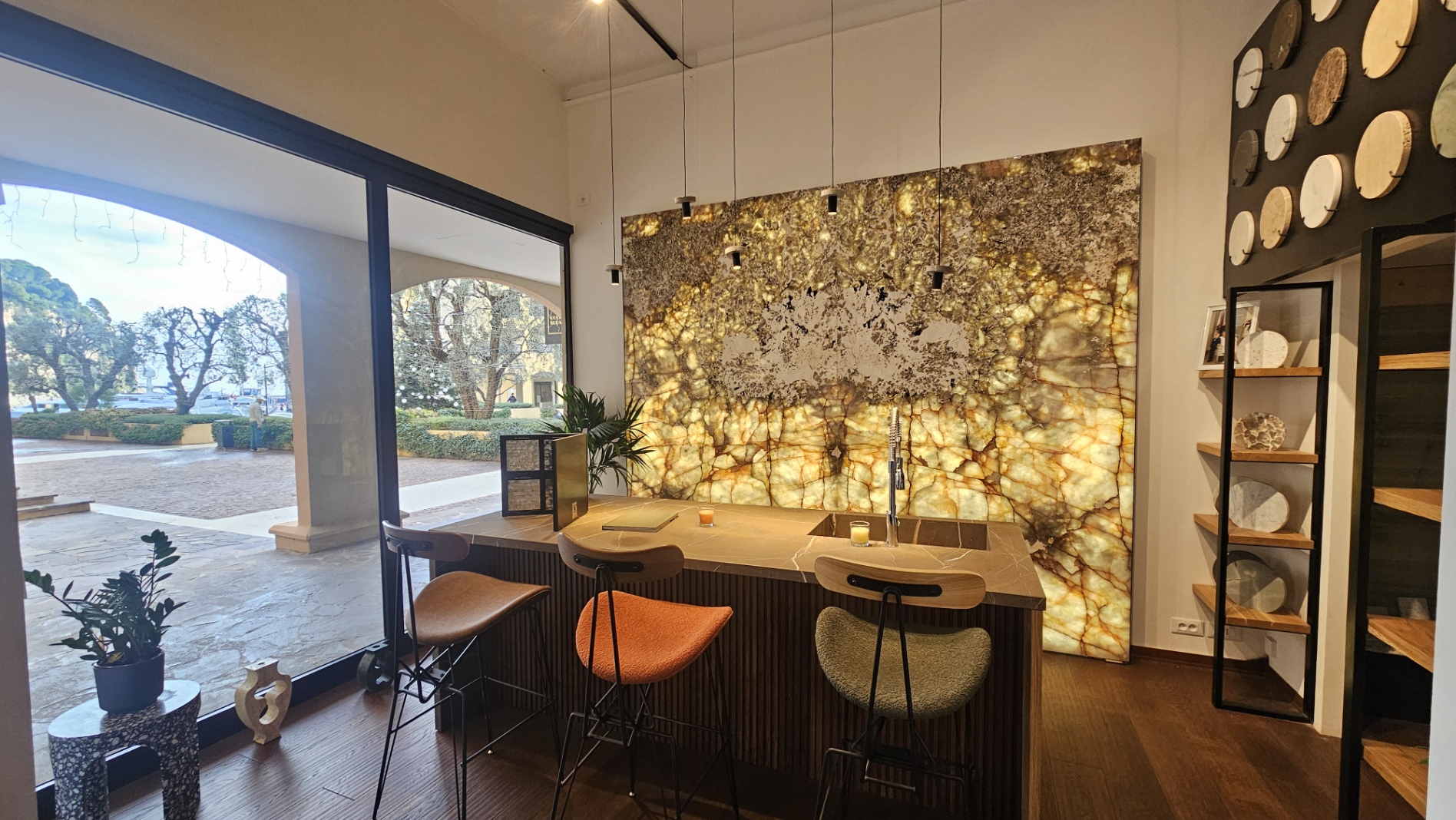 Local commercial avec grande vitrine