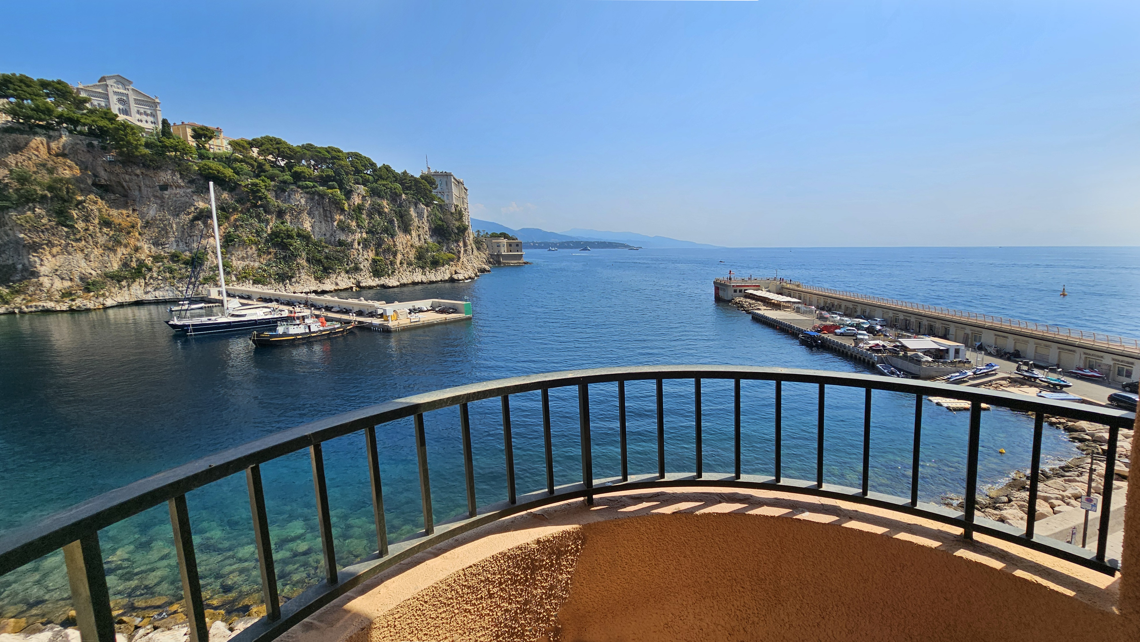 SomptueuxSplendeur et Horizon : Somptueux 293 m² Rénové Face au Rocher de Monaco