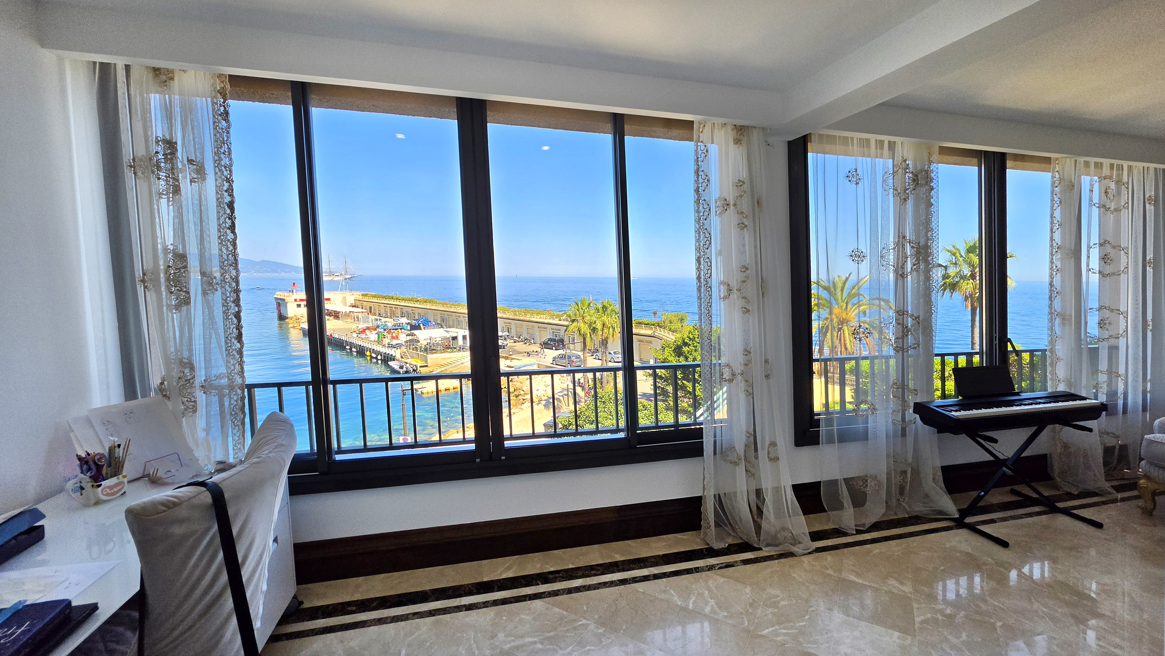 SomptueuxSplendeur et Horizon : Somptueux 293 m² Rénové Face au Rocher de Monaco